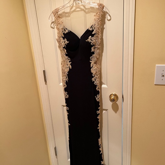 Prom / Evening Gown JVN by Jovani Size 6 - Picture 2 of 6